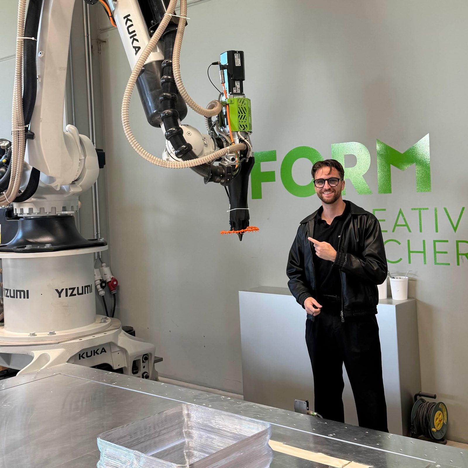 Marc Deriaz bei einem Firmenbesuch in der Produktion